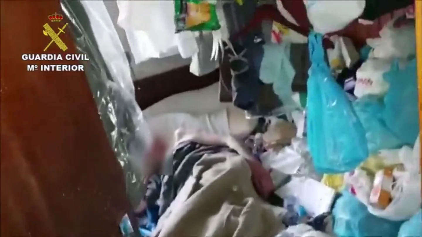 Rescatan a un anciano con síndrome de diógenes desnudo, desorientado y atrapado por la basura en su casa Rescatan a un anciano con síndrome de diógenes desnudo, desorientado y atrapado por la basura en su casa