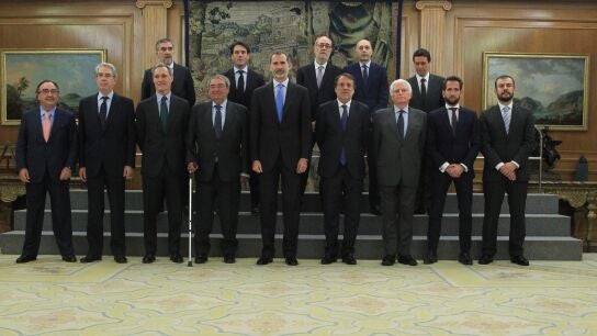El rey posa con los miembros de la Uni&oacute;n de Televisiones Comerciales en Abierto (UTECA)