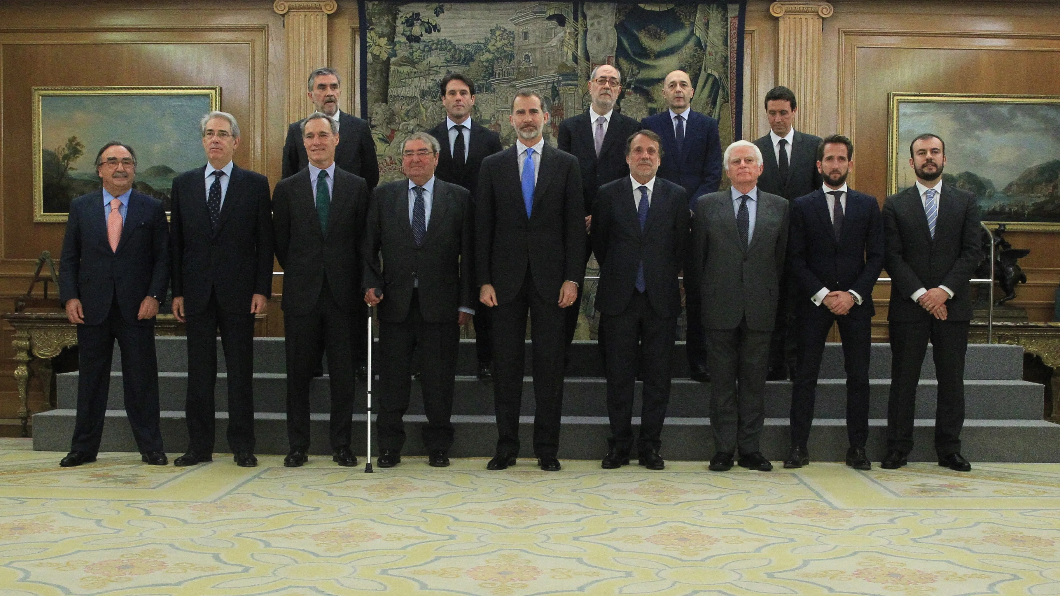 El rey posa con los miembros de la Unión de Televisiones Comerciales en Abierto (UTECA)