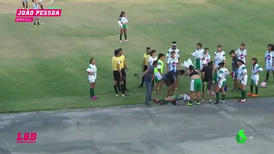 Una jugadora sufre un ataque epiléptico en mitad del partido y la ambulancia tarda más de media hora en llegar Una jugadora sufre un ataque epiléptico en mitad del partido y la ambulancia tarda más de media hora en llegar