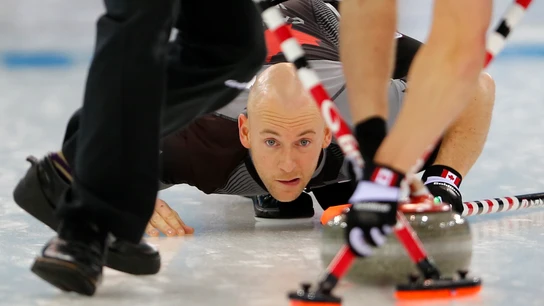Ryan Fry, en acción en una competición de curling Ryan Fry, en acción en una competición de curling