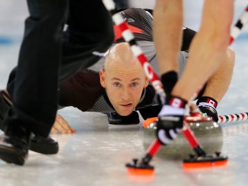 Ryan Fry, en acción en una competición de curling Ryan Fry, en acción en una competición de curling