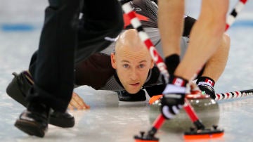 Ryan Fry, en acción en una competición de curling