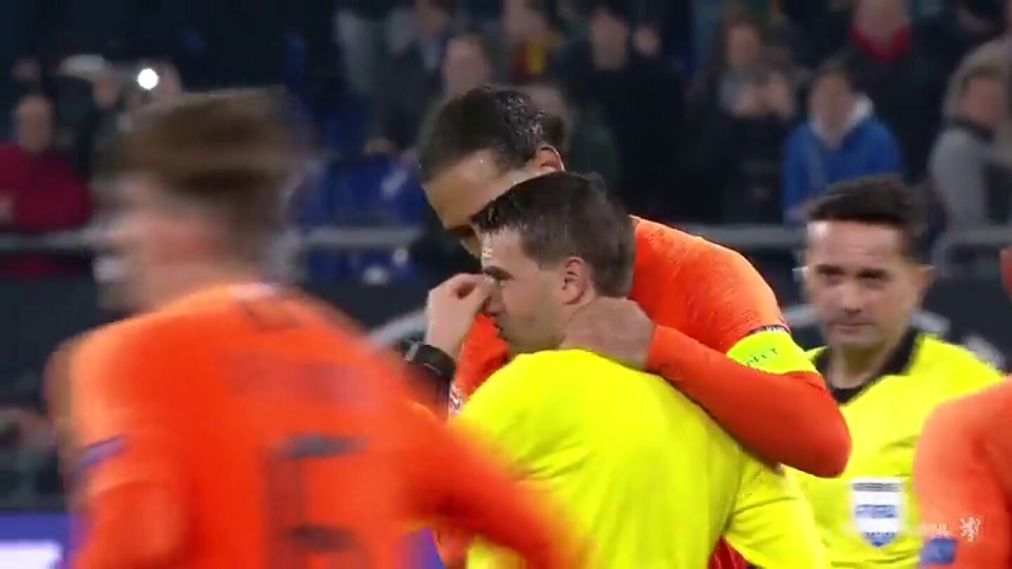 El &aacute;rbitro del Alemania - Holanda se enter&oacute; de la muerte de su madre en el descanso del partido