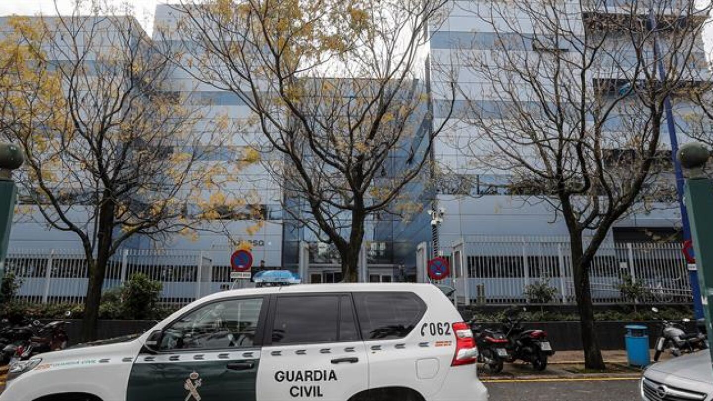  Un agente de la Guardia Civil en la puerta de la sede de Ayesa Ingenier&iacute;a