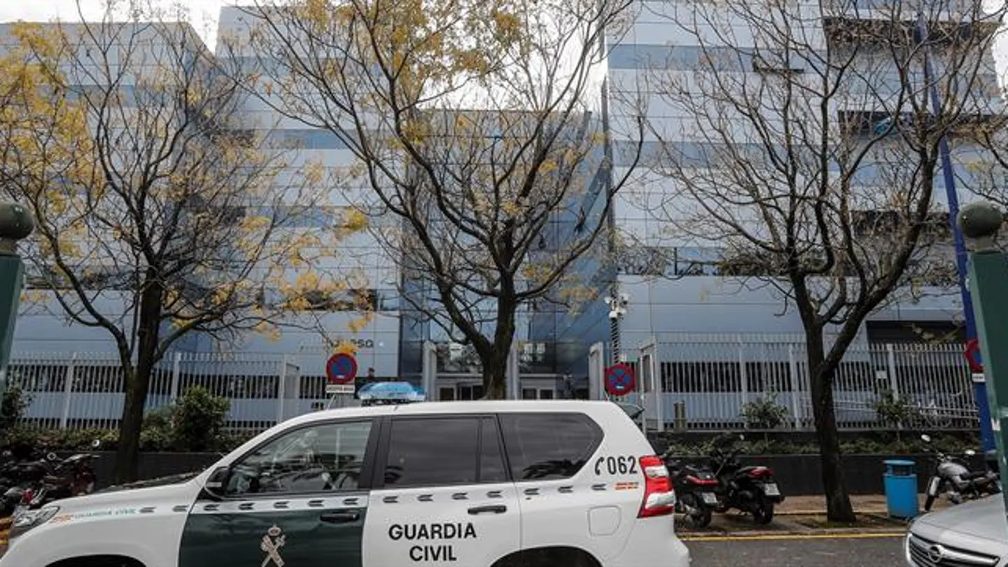 Un agente de la Guardia Civil en la puerta de la sede de Ayesa Ingeniería Un agente de la Guardia Civil en la puerta de la sede de Ayesa Ingeniería