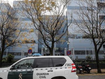 Un agente de la Guardia Civil en la puerta de la sede de Ayesa Ingeniería Un agente de la Guardia Civil en la puerta de la sede de Ayesa Ingeniería