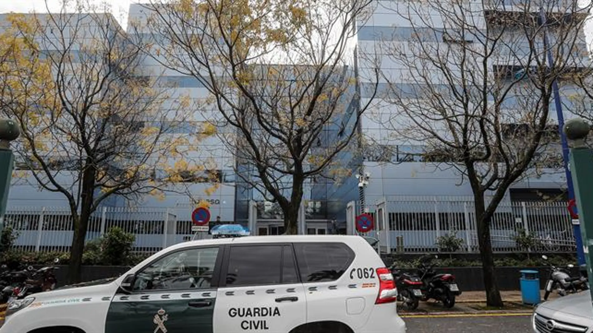  Un agente de la Guardia Civil en la puerta de la sede de Ayesa Ingeniería