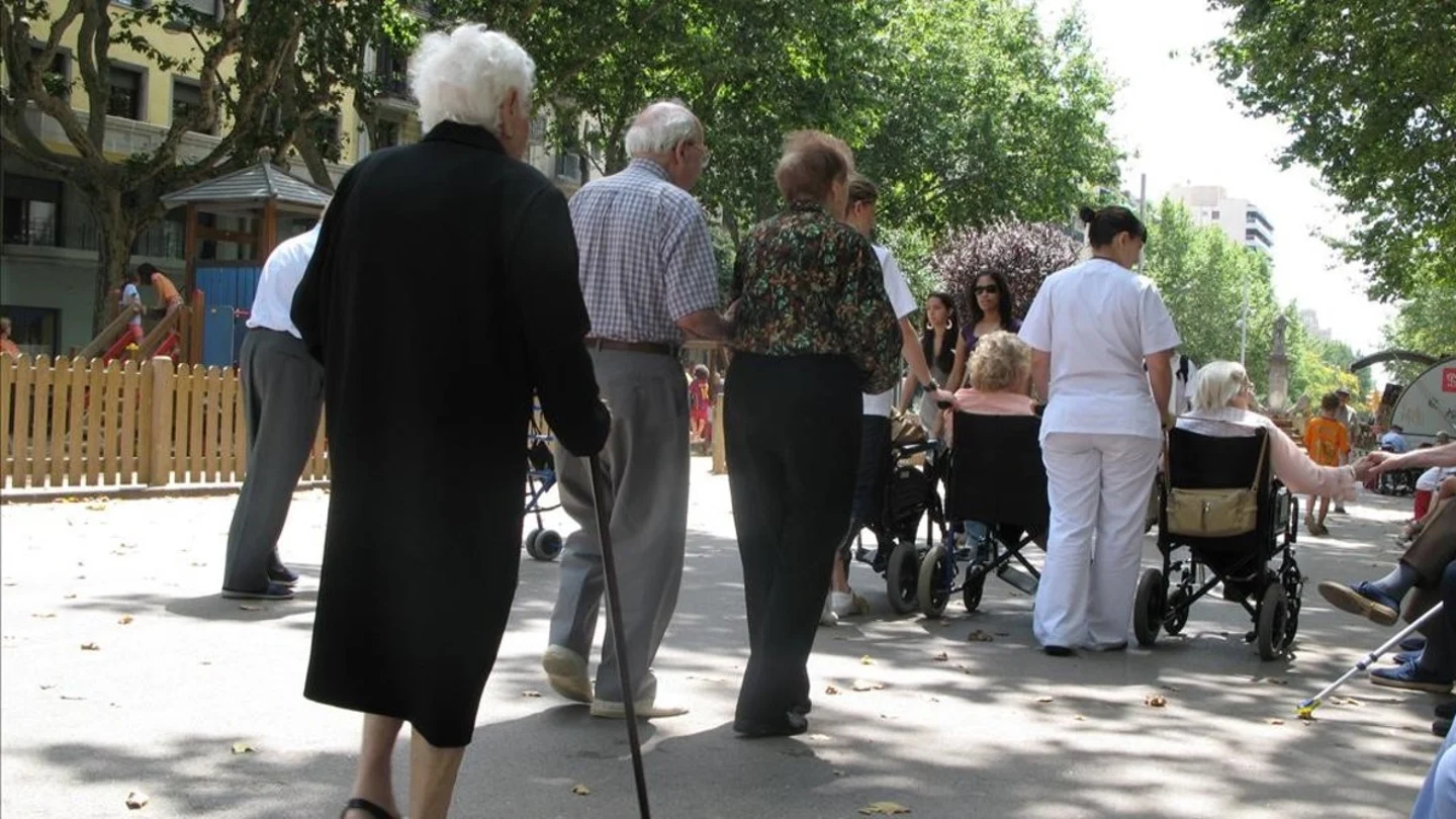 Grupo de ancianos paseando Grupo de ancianos paseando