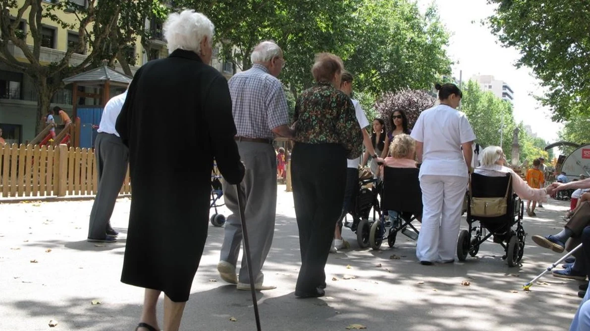 Grupo de ancianos paseando