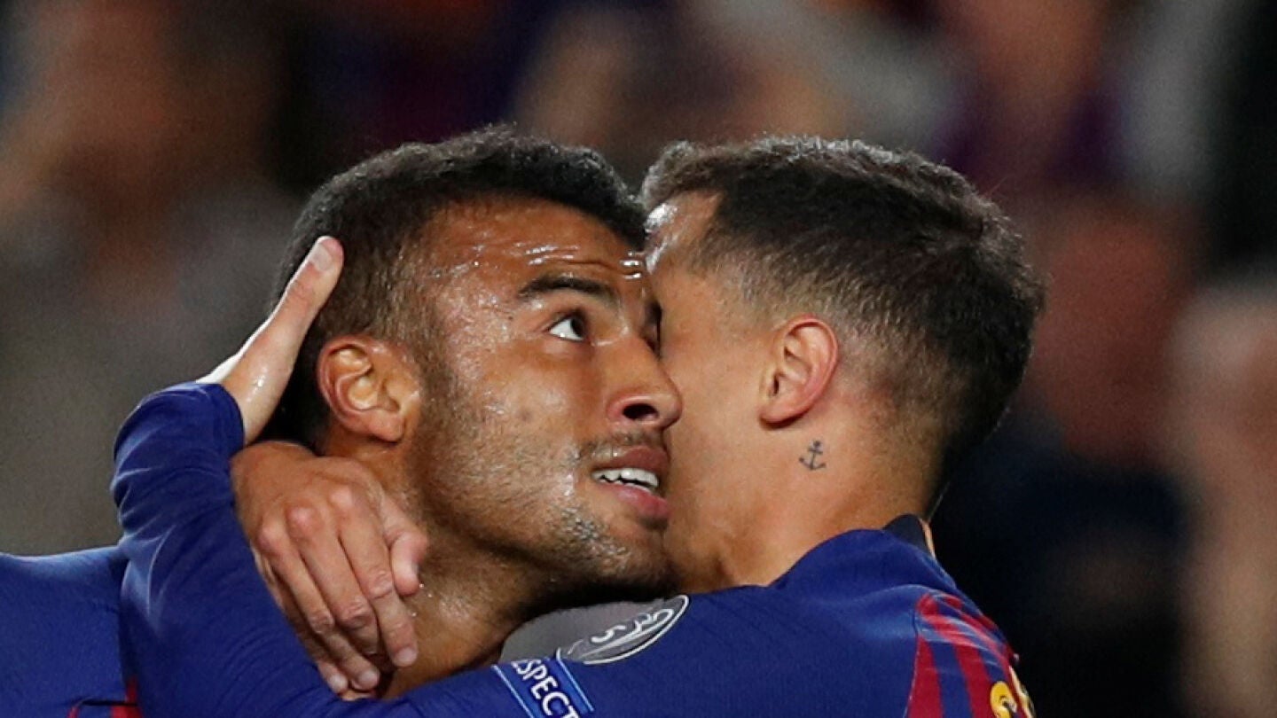 Rafinha y Coutinho se abrazan