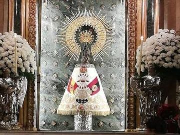 Un manto falangista sobre la virgen del Pilar Un manto falangista sobre la virgen del Pilar