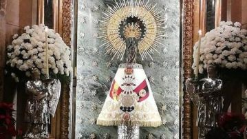 Un manto falangista sobre la virgen del Pilar