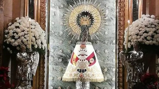 Un manto falangista sobre la virgen del Pilar