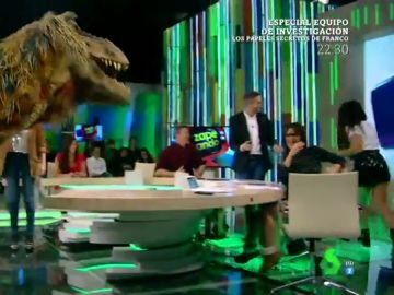 Zapeando sufre la invasión de un dinosaurio en pleno directo Zapeando sufre la invasión de un dinosaurio en pleno directo