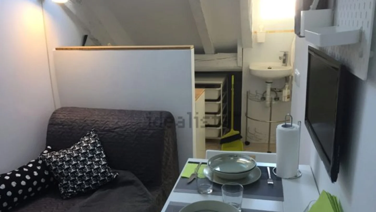 Espacio de 10m2 ofrecido en Idealista por 500 euros Espacio de 10m2 ofrecido en Idealista por 500 euros