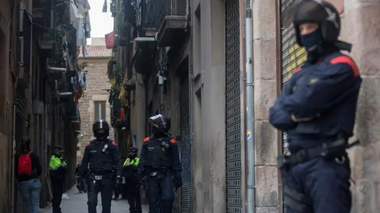 Los Mossos d'Esquadra durante una operación en El Raval Los Mossos d'Esquadra durante una operación en El Raval
