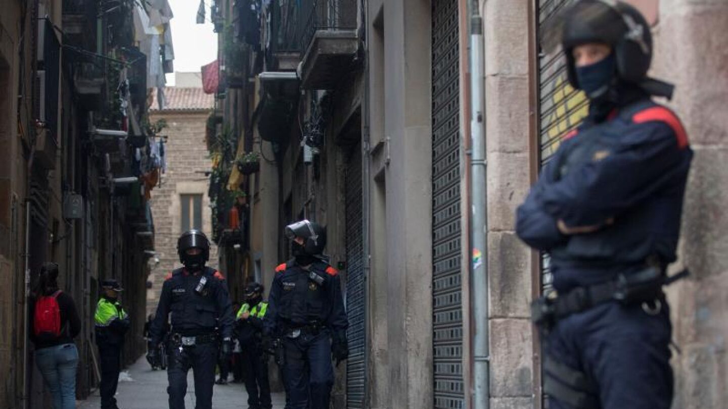Los Mossos d'Esquadra durante una operaci&oacute;n en El Raval