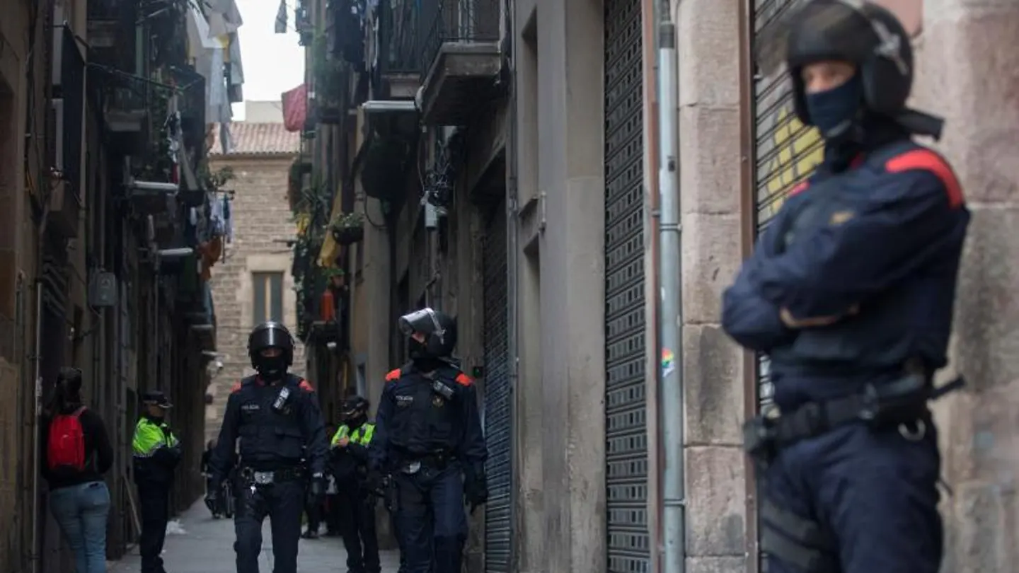 Los Mossos d'Esquadra durante una operación en El Raval Los Mossos d'Esquadra durante una operación en El Raval