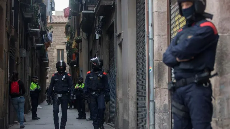 Los Mossos d'Esquadra durante una operación en El Raval