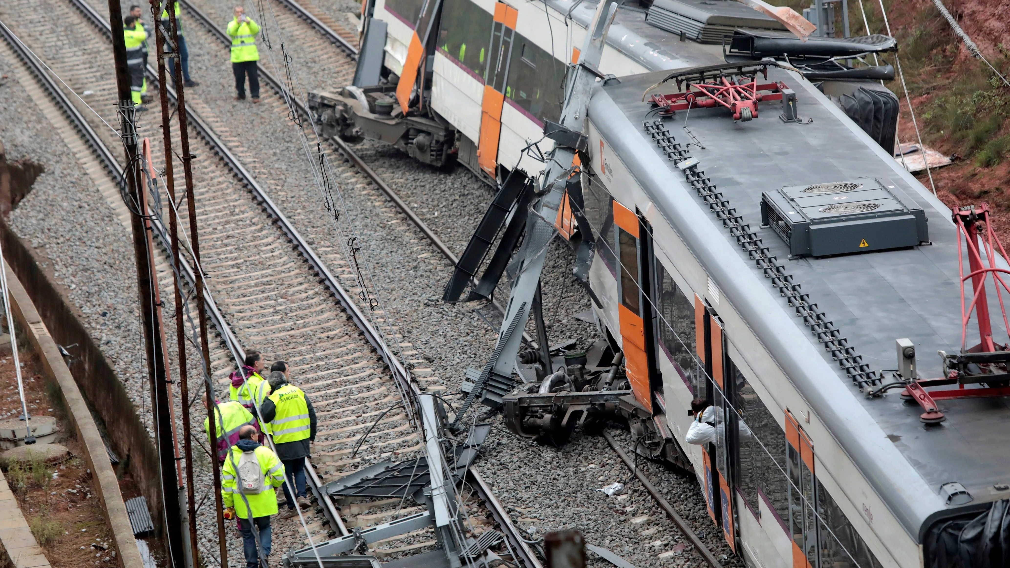 Vista del descarrilamiento de un tren de cercanías en Vacarisses