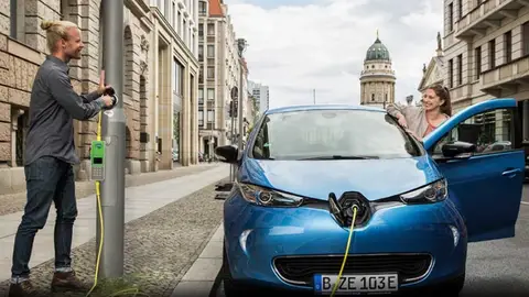 Coche eléctrico repostando en una farola pública Los coches eléctricos podrán recargarse en farolas públicas gracias al proyecto Remora