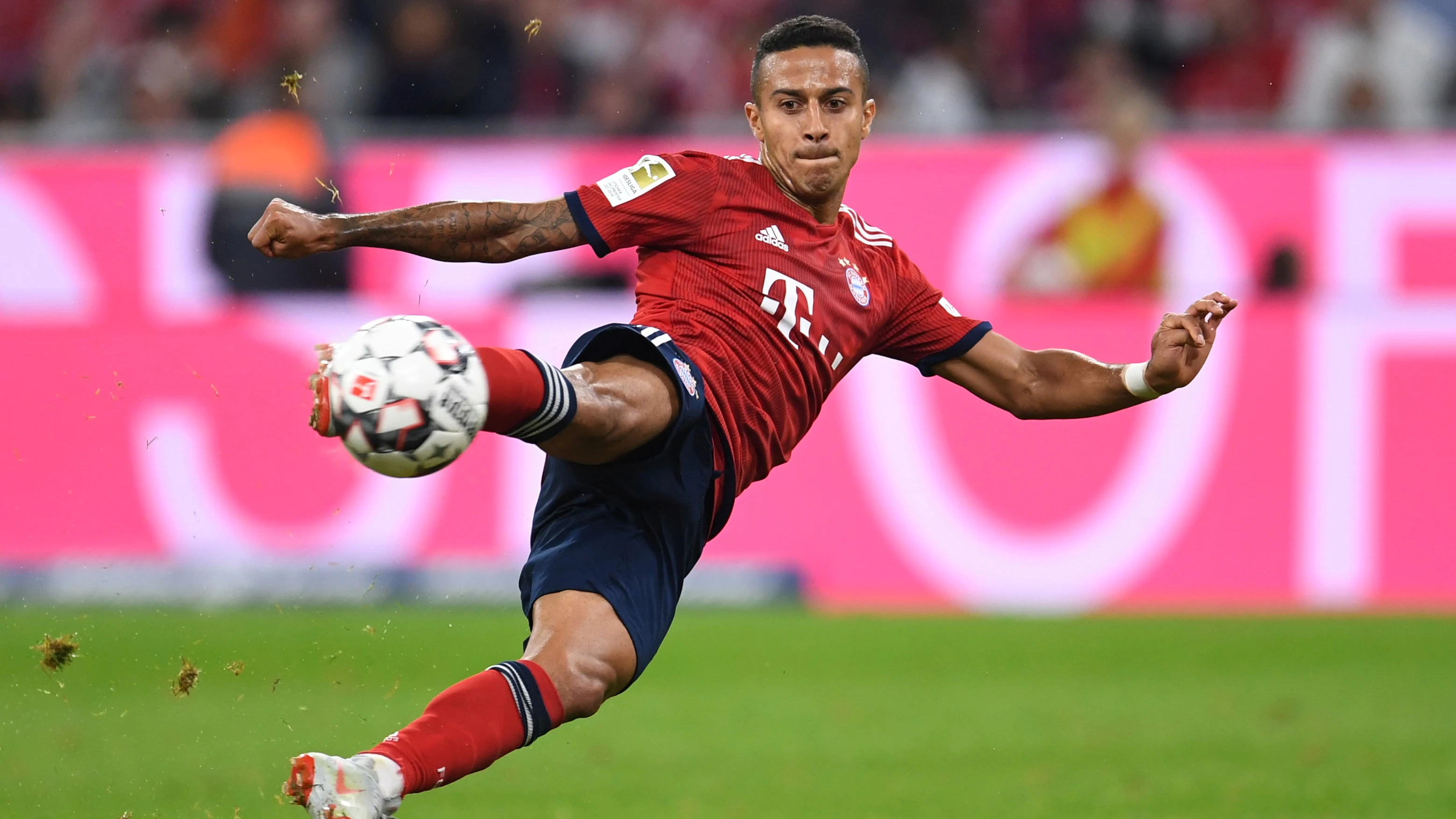 Thiago Alcántara realiza un disparo