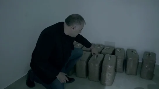 Ferreras entra en una de las guarderías de hachís de la Costa del Sol: "Nos han pedido que nos pongamos este pasamontañas" Ferreras entra en una de las guarderías de hachís de la Costa del Sol: "Nos han pedido que nos pongamos este pasamontañas"