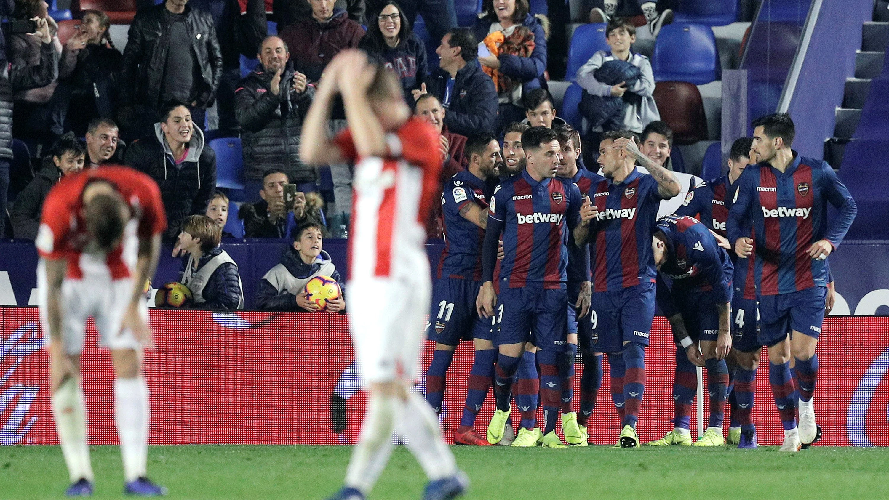 Los jugadores del Levante celebran un gol