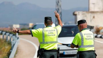 Efectivos de la Guardia Civil realizan un control Efectivos de la Guardia Civil realizan un control