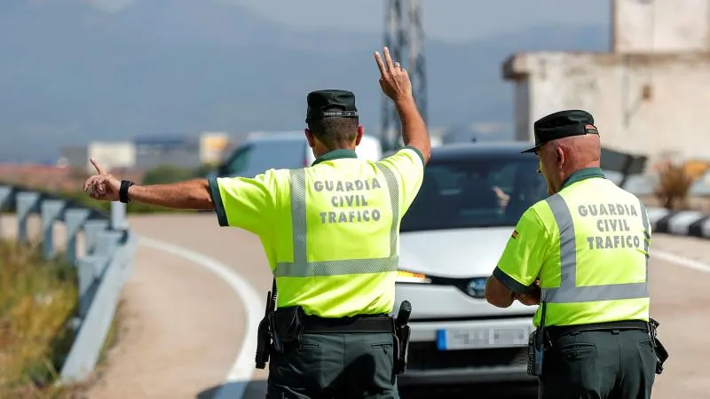 Efectivos de la Guardia Civil realizan un control