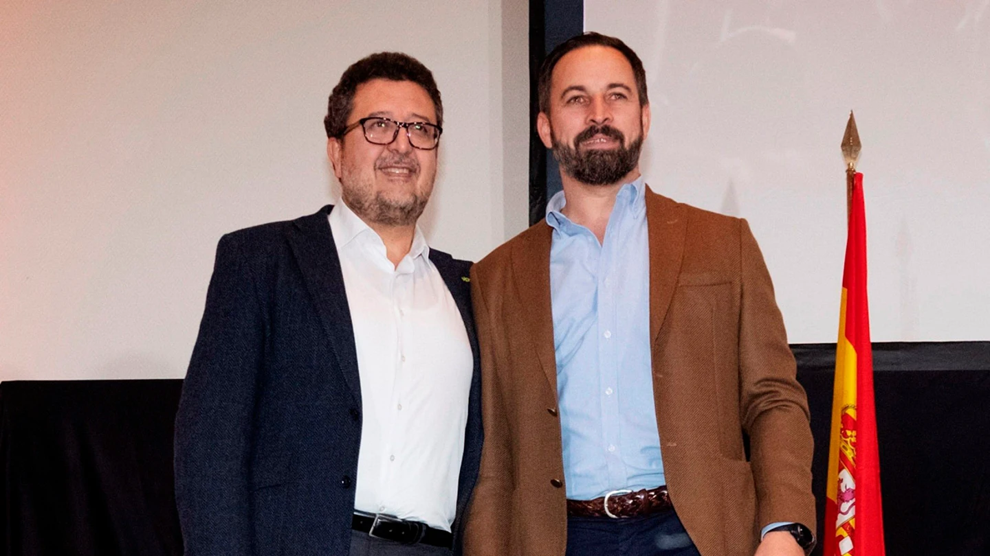 El presidente de Vox, Santiago Abascal, y el que fuera candidato a la presidencia de la Junta de Andalucía, Francisco Serrano El presidente de Vox, Santiago Abascal, y el que fuera candidato a la presidencia de la Junta de Andalucía, Francisco Serrano