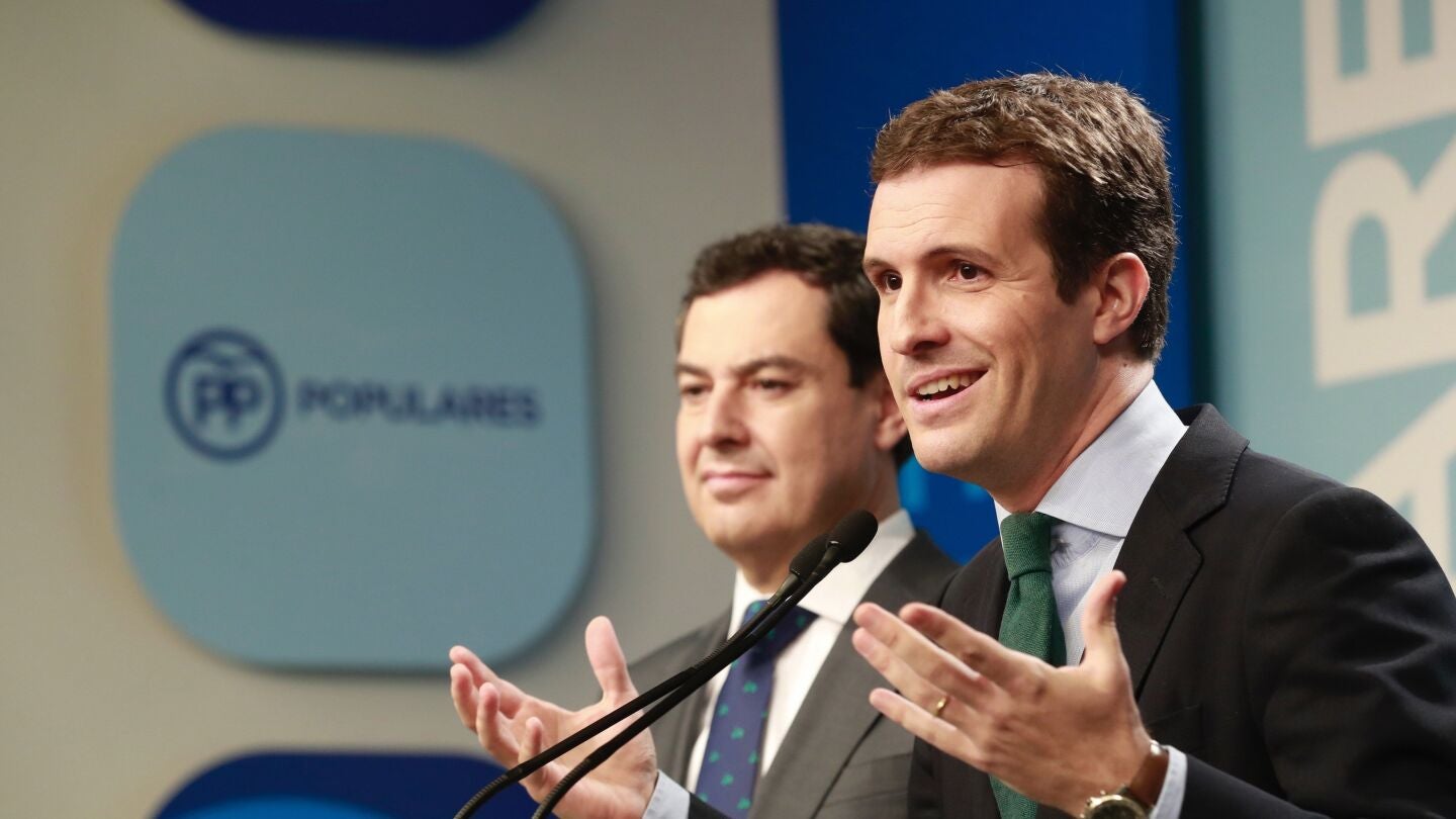 El presidente del PP, Pablo Casado, junto al candidato del PP a la Junta, Juanma Moreno