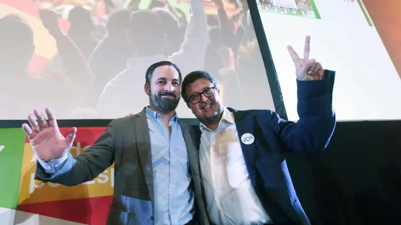 El presidente de Vox, Santiago Abascal, y el candidato a la presidencia de la Junta de Andalucía, Francisco Serrano