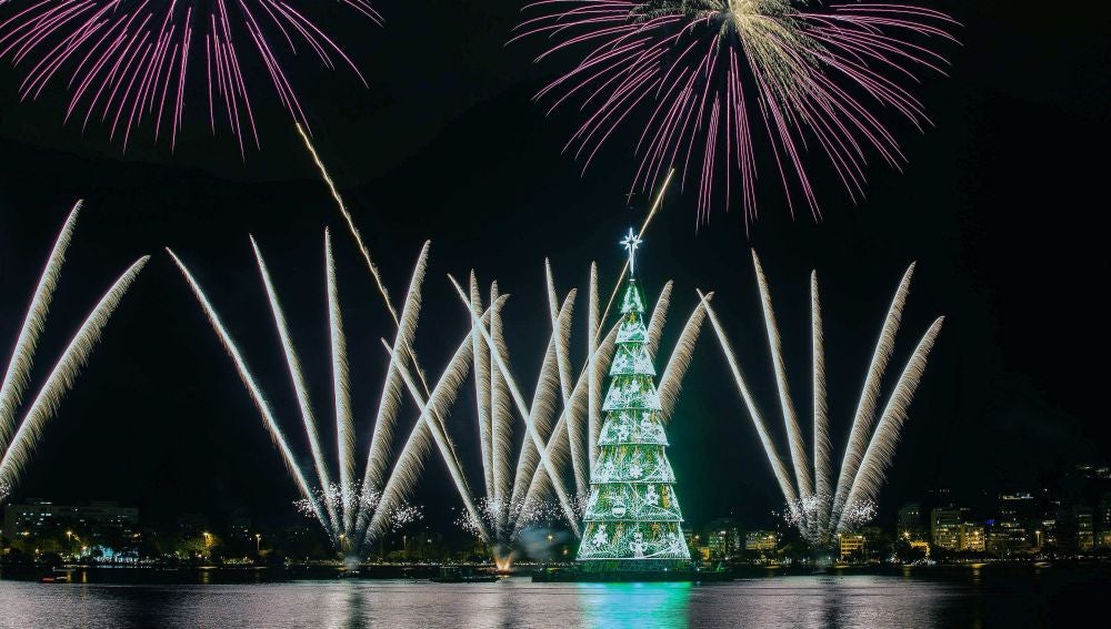 El árbol de Navidad flotante más grande del mundo, en Río de Janeiro
