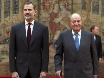 El rey Felipe VI con don Juan Carlos en un acto de la Constitución El rey Felipe VI con don Juan Carlos en un acto de la Constitución