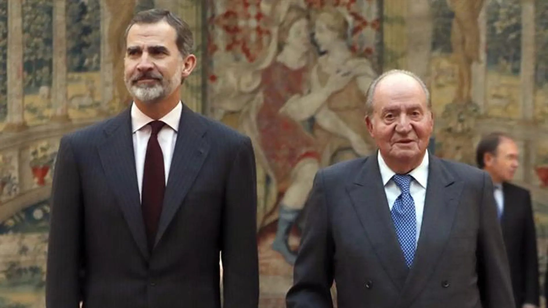 Imagen de archivo del rey Felipe VI con don Juan Carlos en un acto de la Constitución