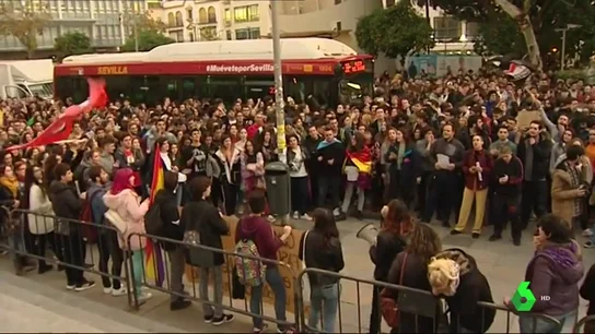 Cientos de personas protestan contra VOX en las calles de Sevilla bajo el lema 'Andalucía no es lugar para el fascismo' Cientos de personas protestan contra VOX en las calles de Sevilla bajo el lema 'Andalucía no es lugar para el fascismo'