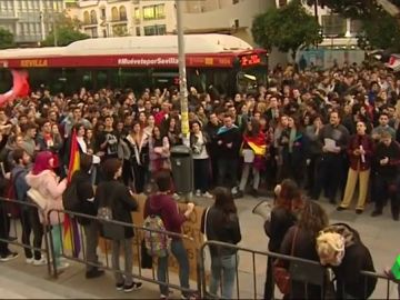 Cientos de personas protestan contra VOX en las calles de Sevilla bajo el lema 'Andalucía no es lugar para el fascismo'