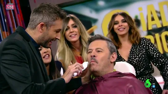 Frank Blanco afeite el bigote a Miki Nadal Frank Blanco afeite el bigote a Miki Nadal