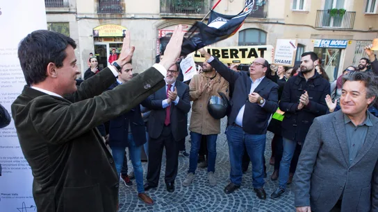 Decenas de personas intentan boicotear un acto de Manuel Valls en el Raval Decenas de personas intentan boicotear un acto de Manuel Valls en el Raval