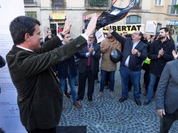 Decenas de personas intentan boicotear un acto de Manuel Valls en el Raval Decenas de personas intentan boicotear un acto de Manuel Valls en el Raval