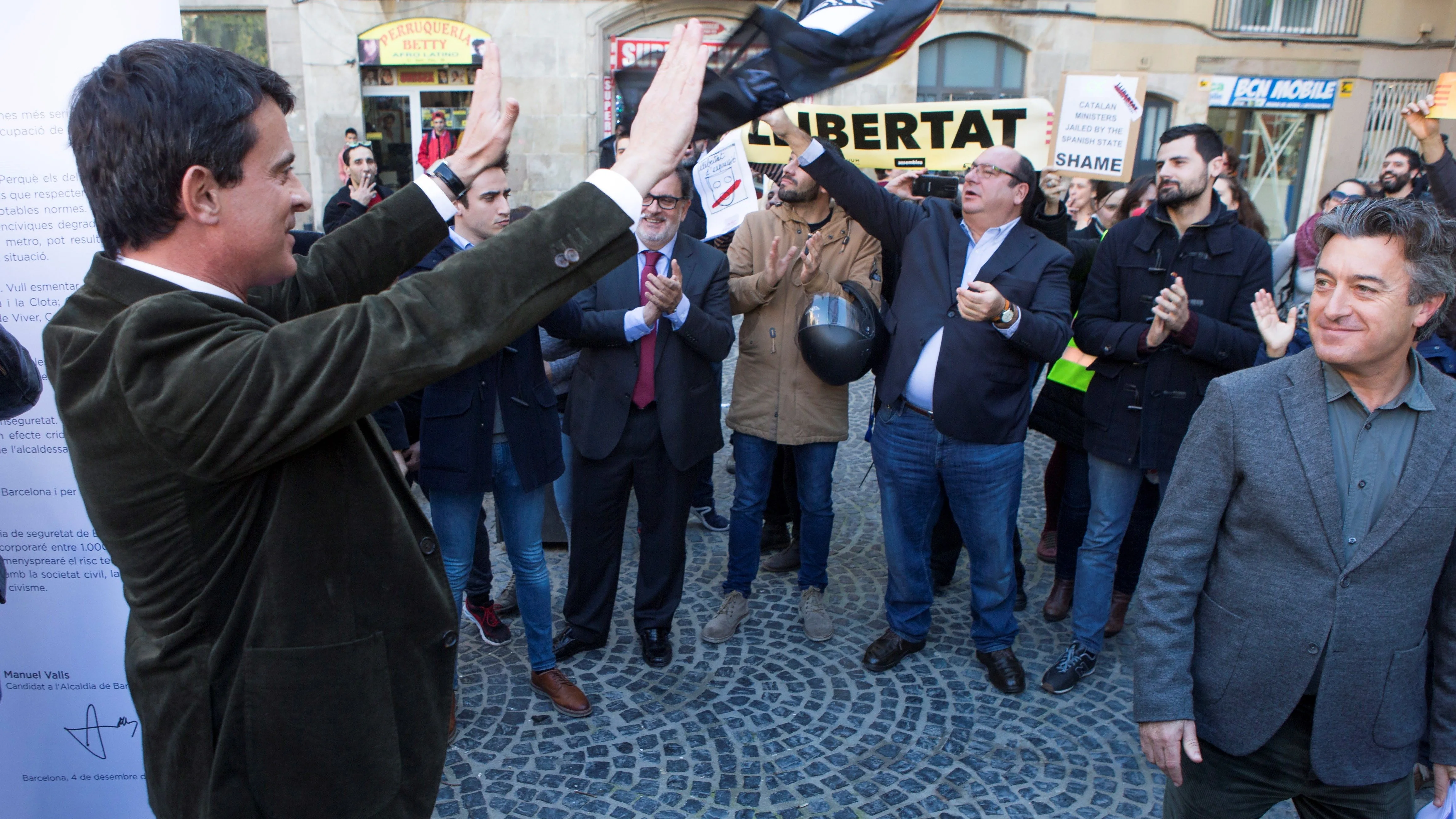 Decenas de personas intentan boicotear un acto de Manuel Valls en el Raval