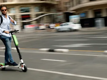 Un patinete eléctrico Un patinete eléctrico