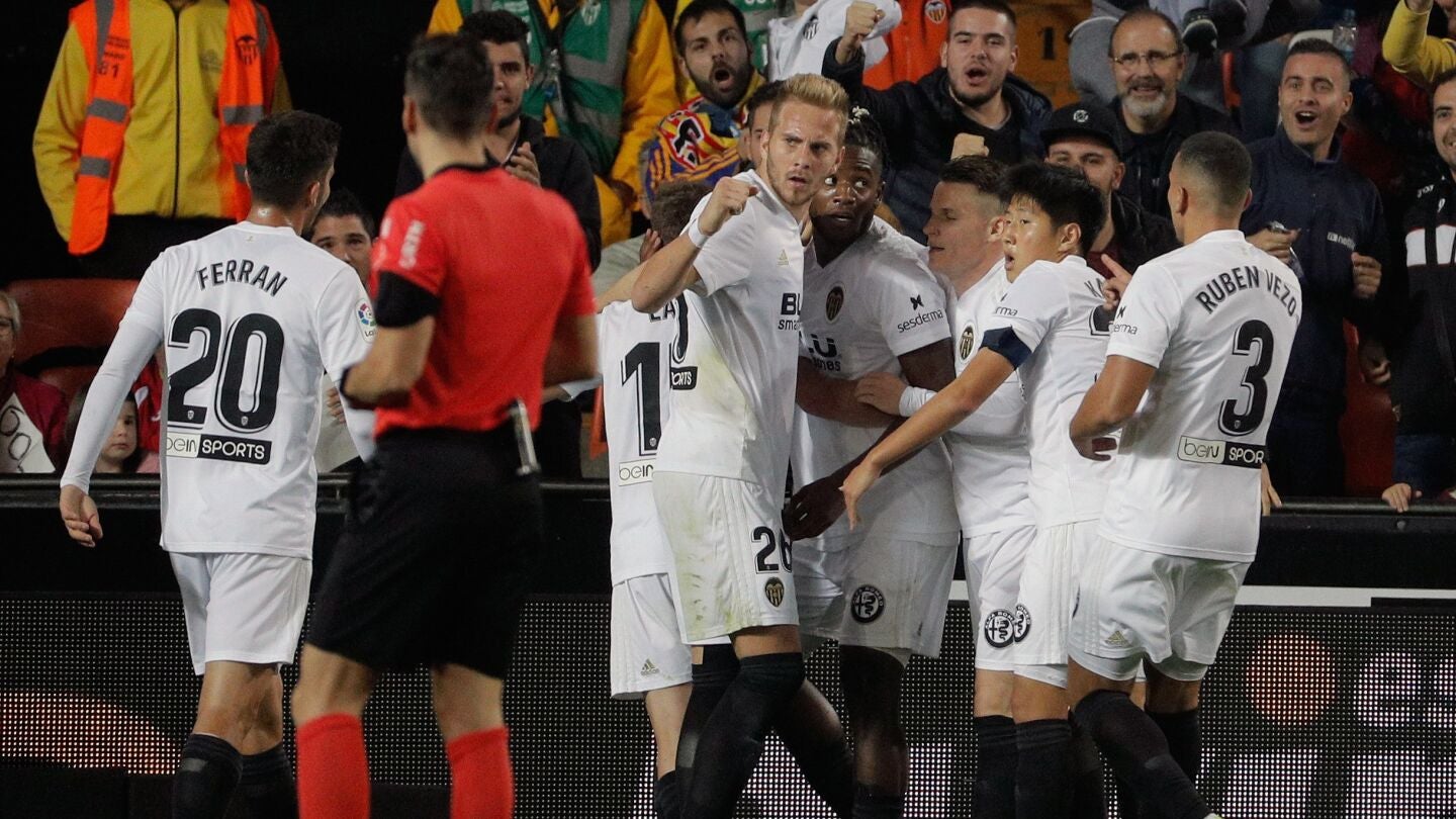 Los jugadores del Valencia, euf&oacute;ricos con el gol