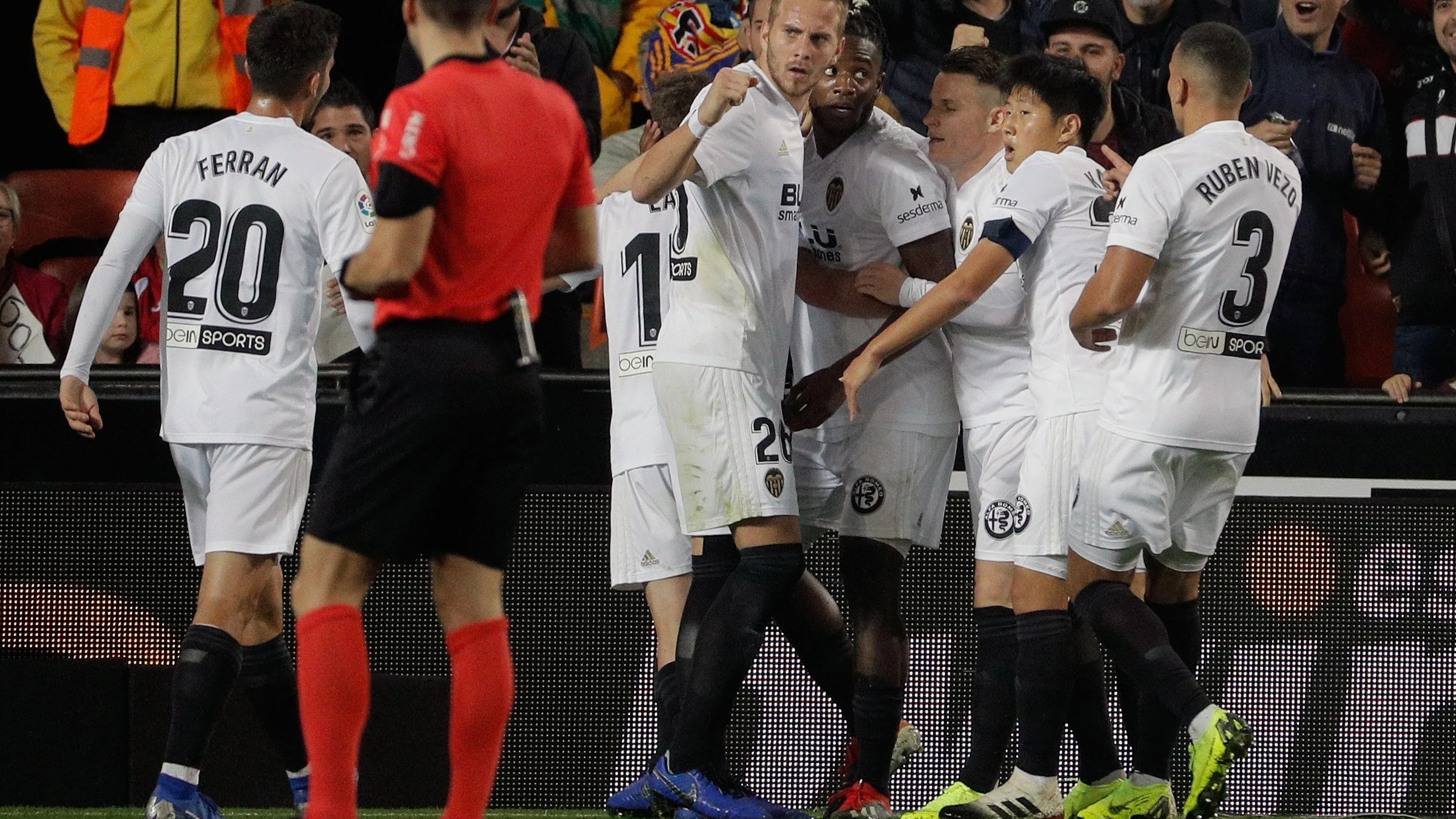 Los jugadores del Valencia, eufóricos con el gol