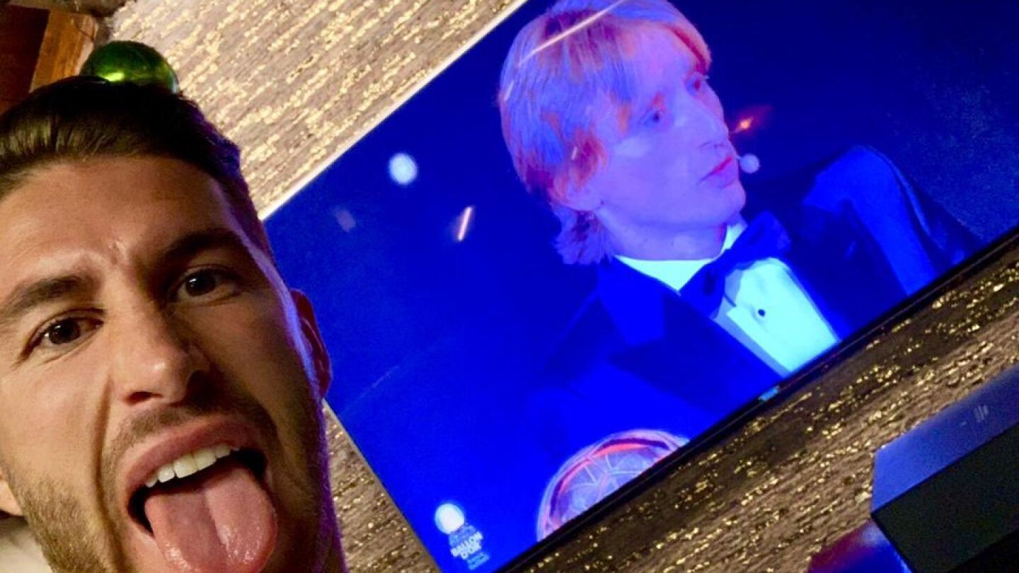 Sergio Ramos felicita a Luka Modric por el Bal&oacute;n de Oro