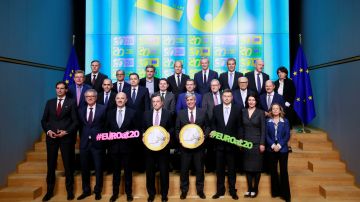 Los ministros de Finanzas de la Eurozona posan para una fotografía 