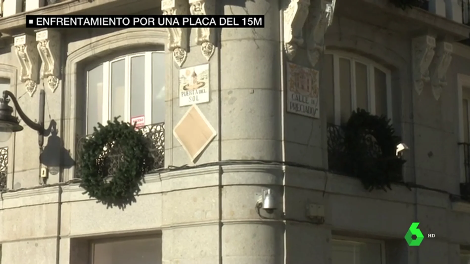 La Comunidad de Madrid le exige al Ayuntamiento que cumpla con la normativa y pida los permisos necesarios para colgar la placa en homenaje al 15M