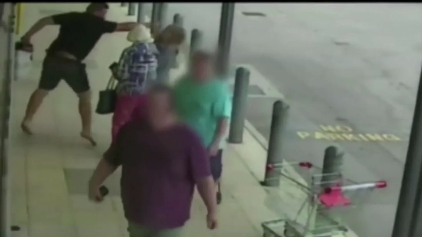 Brutal agresión en la calle: un hombre propina un puñetazo y una patada a una mujer que paseaba con su abuela Brutal agresión en la calle: un hombre propina un puñetazo y una patada a una mujer que paseaba con su abuela